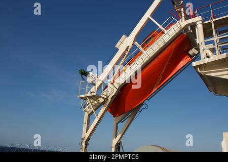 Blick auf ein auf dem Bootsdeck gesichertes Handelsschiff Stockfoto