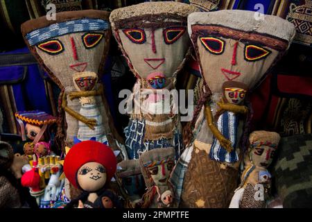 Traditionelle Puppen zum Verkauf auf einem Markt in Peru; Ollantaytambo, Peru Stockfoto