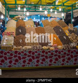 MARRAKESCH, MAROKKO - 23. JANUAR 2014: Getrocknete Früchte und Nüsse auf einem Stand auf dem Nachtmarkt am Place Jemaa el-Fna Stockfoto