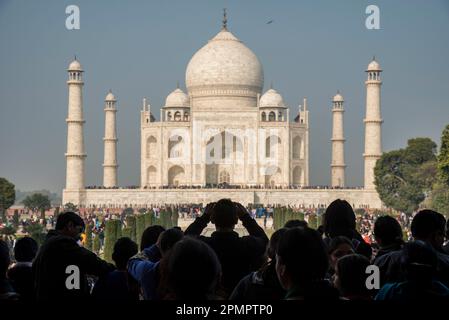 Touristenmassen im Taj Mahal; Agra, Indien Stockfoto