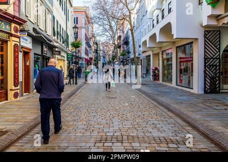 GIBRALTAR, Großbritannien - 10. MÄRZ 2023: Blick auf die Straße in der Stadt Gibraltar, einem britischen Überseegebiet und einem beliebten Touristenziel Stockfoto