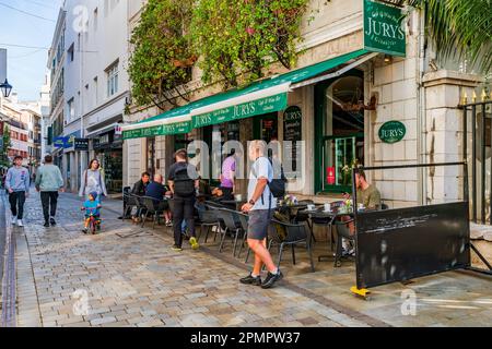 GIBRALTAR, Großbritannien - 10. MÄRZ 2023: Touristen genießen Urlaub und sonniges Wetter in der Stadt Gibraltar. Gibraltar ist ein britisches Überseegebiet Stockfoto