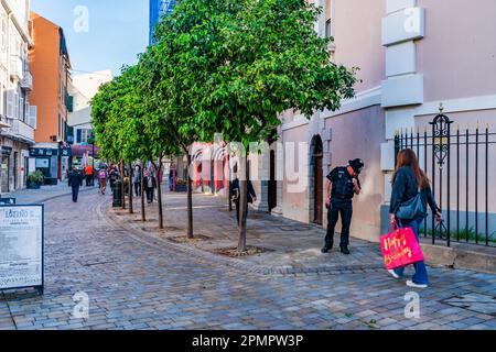 GIBRALTAR, Großbritannien - 10. MÄRZ 2023: Blick auf die Straße in der Stadt Gibraltar. Gibraltar ist ein britisches Überseegebiet und ein beliebtes Touristenziel Stockfoto