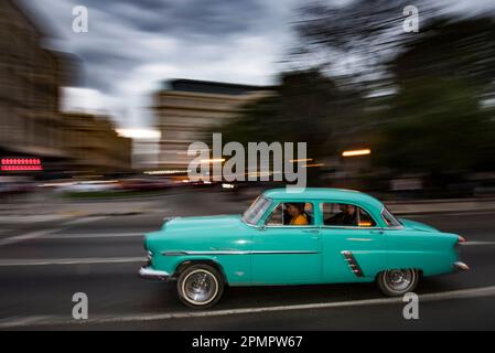 Oldtimer fahren auf der Straße in Havanna, Kuba; Havanna, Kuba Stockfoto