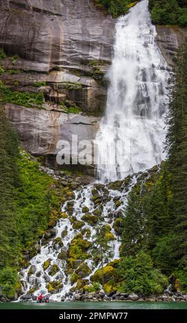 Gruppe von Ökotouristen in einem aufblasbaren Motorboot sehen einen spektakulären Wasserfall und Wasserfälle in der Tracy Arm-Fords Terror Wilderness Area Stockfoto