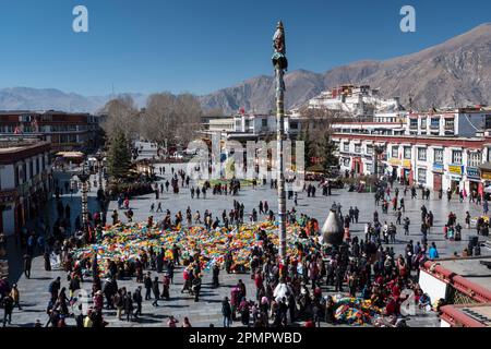 Auf dem Barkhor-Platz werden weggeworfene Gebetsfahnen aus Klöstern ausgehängt, die die Menschen mit nach Hause nehmen können; Lhasa, Tibet, China Stockfoto