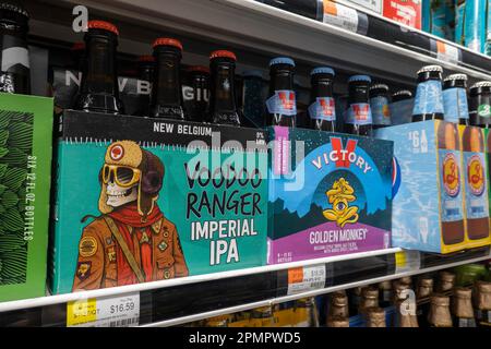 Nahaufnahme des Bierkühlers in einem D'Agostino Supermarkt, 2023, New York City, USA Stockfoto