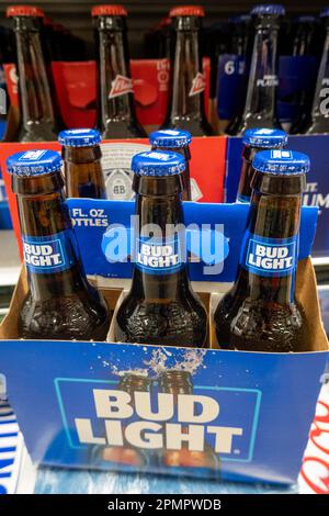 Die Unterstützung eines transgender Influencer durch Bud Light hat Probleme für Anheuser-Busch, 2023, USA, verursacht Stockfoto