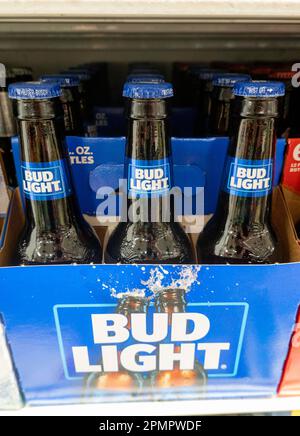 Die Unterstützung eines transgender Influencer durch Bud Light hat Probleme für Anheuser-Busch, 2023, USA, verursacht Stockfoto