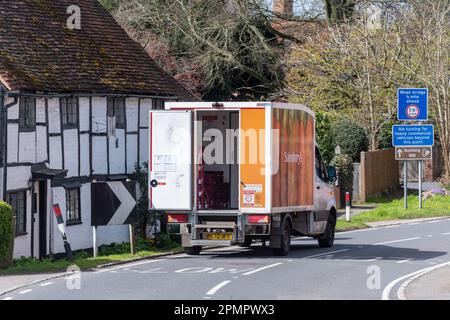 Ein Lieferwagen von Sainsbury, der Lebensmittel zu einem Haus im Dorf Sonning-on-Thames in Berkshire, England, bringt Stockfoto