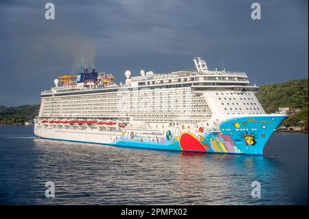 Roatan, Honduras - 30. März 2023: Kreuzfahrtschiff Norwegian Breakaway fährt in den Hafen von Roatan. Stockfoto