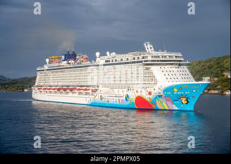 Roatan, Honduras - 30. März 2023: Kreuzfahrtschiff Norwegian Breakaway fährt in den Hafen von Roatan. Stockfoto