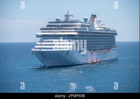 Roatan, Honduras - 30. März 2023: Kreuzfahrtschiff Oceana Marina in Roatan in der Karibik. Stockfoto