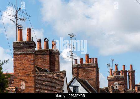 Schornsteine und tv-Antennen (Fernsehantennen) in einer Reihe von Häusern, England, Großbritannien Stockfoto