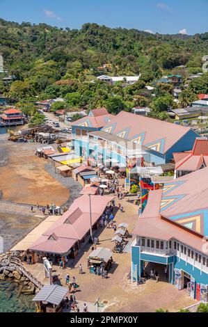 Roatan, Honduras - 30. März 2023: Kreuzfahrthafen in Roatan, Honduras. Stockfoto