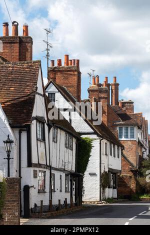 Attraktive Straße in Sonning-on-Thames, einem Berkshire-Dorf an der Themse, England, Großbritannien. Stockfoto