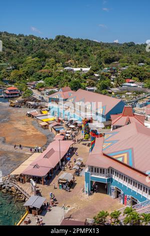 Roatan, Honduras - 30. März 2023: Kreuzfahrthafen in Roatan, Honduras. Stockfoto