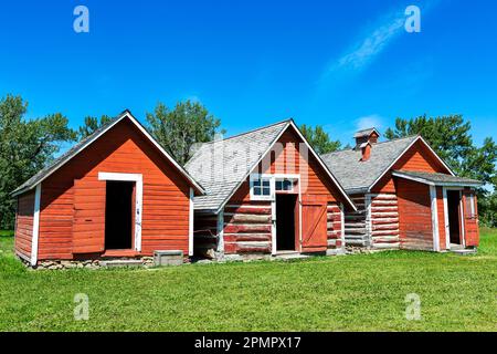 Drei alte historische rot gestrichene Gebäude mit blauem Himmel, südlich von Longview, Alberta, Kanada Stockfoto