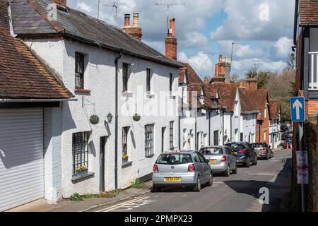 Attraktive Straße in Sonning-on-Thames, einem Berkshire-Dorf an der Themse, England, Großbritannien. Stockfoto