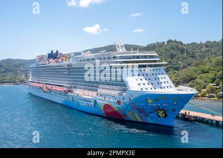 Roatan, Honduras - 30. März 2023: Kreuzfahrtschiff Norwegian Breakaway legt am Hafen von Roatan an. Stockfoto