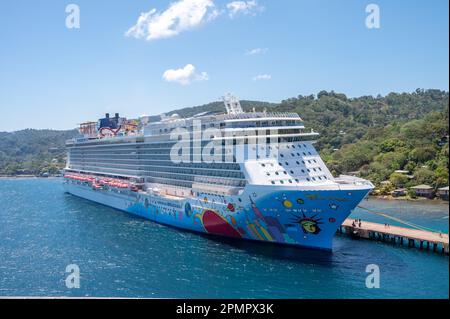 Roatan, Honduras - 30. März 2023: Kreuzfahrtschiff Norwegian Breakaway legt am Hafen von Roatan an. Stockfoto