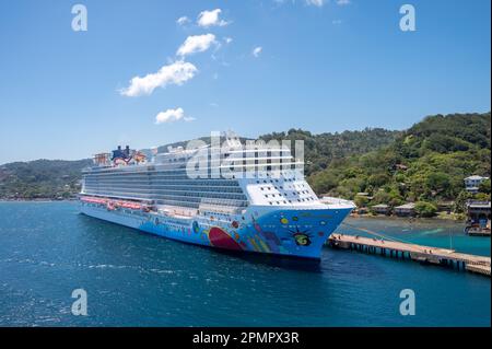 Roatan, Honduras - 30. März 2023: Kreuzfahrtschiff Norwegian Breakaway legt am Hafen von Roatan an. Stockfoto