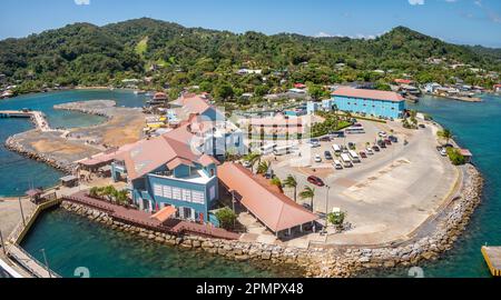 Roatan, Honduras - 30. März 2023: Kreuzfahrthafen in Roatan, Honduras. Stockfoto