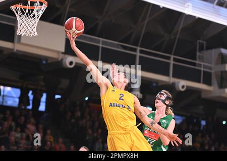 Berlin, Deutschland. 14. April 2023. Berlin, Deutschland. April 14. 2023: Stefanie Grigoleit (2) von ALBA Berlin Frauen während des Spiels DBBL Playoff Halbfinale - ALBA Berlin Frauen gegen Rutronik Stars Keltern - Sporthalle Charlottenburg. Berlin, Deutschland. (Ryan Sleiman /SPP) Guthaben: SPP Sport Press Photo. Alamy Live News Stockfoto