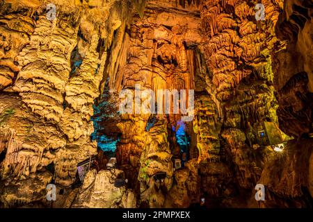 Beleuchtete natürliche unterirdische Felsformationen in St. Michaels Höhle in Gibraltar, Großbritannien Stockfoto