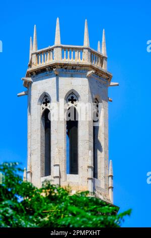 Valencia, Spanien - 10. März 2023: Architektonische Details des mittelalterlichen Turms in der katholischen Kirche Saint Augustine. Stockfoto