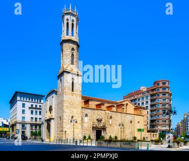 Valencia, Spanien - 17. März 2023: Turm und Fassade der katholischen Kirche St. Augustine. Stockfoto