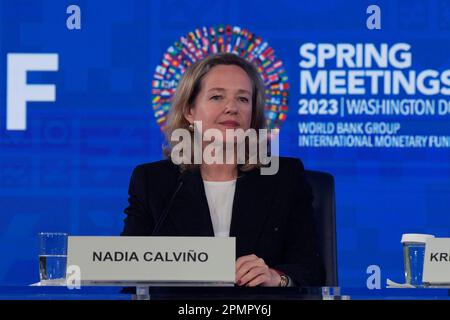 Washington DC, USA. 14. April 2023. Die Vorsitzende des IMFC Nadia Calviño spricht heute am 14. April 2023 bei der Pressekonferenz des International Monetary Financial Committee in der Meeting Hall/IWF in Washington DC, USA. (Foto: Lenin Nolly/Sipa USA) Guthaben: SIPA USA/Alamy Live News Stockfoto