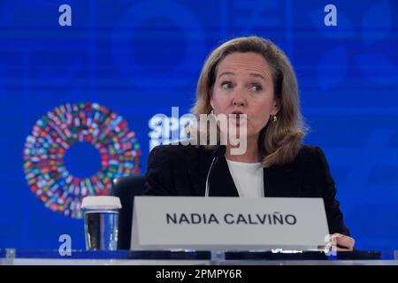 Washington DC, USA. 14. April 2023. Die Vorsitzende des IMFC Nadia Calviño spricht heute am 14. April 2023 bei der Pressekonferenz des International Monetary Financial Committee in der Meeting Hall/IWF in Washington DC, USA. (Foto: Lenin Nolly/Sipa USA) Guthaben: SIPA USA/Alamy Live News Stockfoto