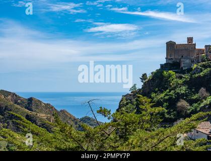 Panoramablick auf das Ionische Meer von den Höhen von Savoca, einer Stadt im Westen Siziliens, mit einer alten Burg rechts, an einem klaren, sonnigen Tag Stockfoto