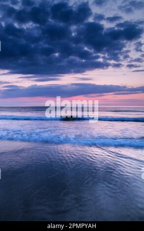 Sonnenuntergang über einem Strand in Cornwall, England, Großbritannien Stockfoto