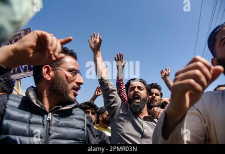 Srinagar, Indien. 14. April 2023. Kaschmirische Muslime rufen pro-palästinensische und anti-israelische Slogans während einer Rallye in Srinagar, die Quds (Palästina) kennzeichnet. (Al-Qud) ist der arabische Name für Jerusalem. Der Al Quds Day, eine Initiative des verstorbenen iranischen Revolutionsführers Ayatollah Ruhollah Khomeini, wird weltweit am letzten Freitag des Heiligen Monats Ramadan gefeiert, um die Unterstützung der Palästinenser zu zeigen und Israel zu verurteilen. Kredit: SOPA Images Limited/Alamy Live News Stockfoto