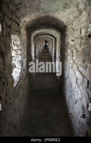 Steintunnel. Enger Balkongang mit Backsteinmauern im Schloss Stockfoto