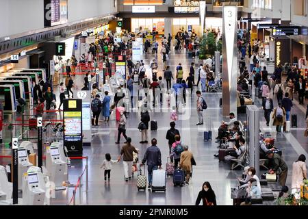 Tokio, Japan. 14. April 2023. Passagiere, die Gesichtsmasken als vorbeugende Maßnahme gegen die Ausbreitung von Covid-19 tragen, werden am Tokio International Airport, gemeinhin als Haneda Airport in Tokio bekannt, gesehen. (Credit Image: © James Matsumoto/SOPA Images via ZUMA Press Wire) NUR ZUR REDAKTIONELLEN VERWENDUNG! Nicht für den kommerziellen GEBRAUCH! Stockfoto