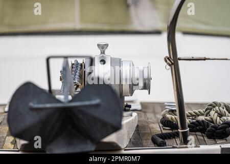 Ankerwinde am Bug eines Boots montiert Stockfoto