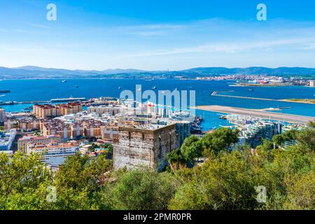 Blick auf die Stadt Gibraltar, den maurischen Burgturm und die Bucht von Gibraltar vom Upper Rock. UK Stockfoto