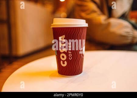 Danzig, Polen - 11. November 2022: Costa Coffee ist ein britisches multinationales Kaffeehausunternehmen mit Hauptsitz in Dunstable, Bedfordshire Stockfoto