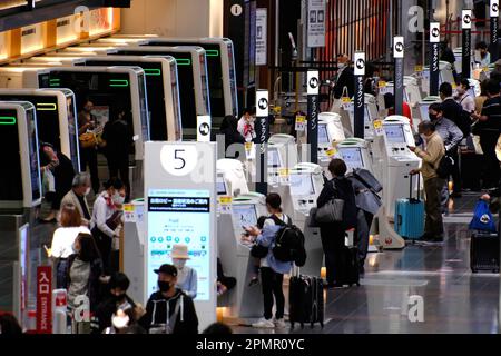 Tokio, Japan. 14. April 2023. Passagiere, die Gesichtsmasken als vorbeugende Maßnahme gegen die Ausbreitung von Covid-19 tragen, werden am Tokio International Airport, gemeinhin als Haneda Airport in Tokio bekannt, gesehen. (Credit Image: © James Matsumoto/SOPA Images via ZUMA Press Wire) NUR ZUR REDAKTIONELLEN VERWENDUNG! Nicht für den kommerziellen GEBRAUCH! Stockfoto