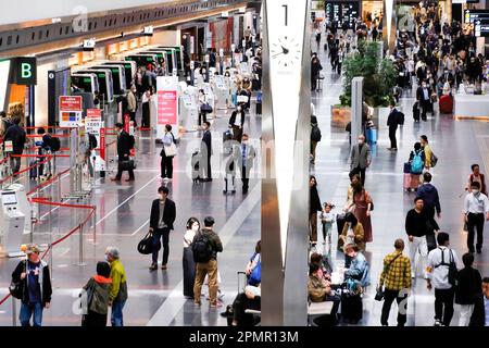 Tokio, Japan. 14. April 2023. Passagiere, die Gesichtsmasken als vorbeugende Maßnahme gegen die Ausbreitung von Covid-19 tragen, werden am Tokio International Airport, gemeinhin als Haneda Airport in Tokio bekannt, gesehen. (Credit Image: © James Matsumoto/SOPA Images via ZUMA Press Wire) NUR ZUR REDAKTIONELLEN VERWENDUNG! Nicht für den kommerziellen GEBRAUCH! Stockfoto