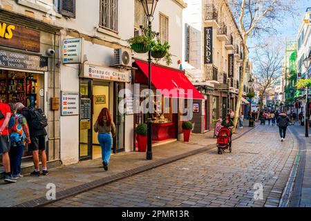 GIBRALTAR, Großbritannien - 10. MÄRZ 2023: Blick auf die Straße in der Stadt Gibraltar. Gibraltar ist ein britisches Überseegebiet und ein beliebtes Touristenziel Stockfoto