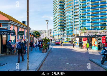 GIBRALTAR, Großbritannien - 10. MÄRZ 2023: Blick auf die Straße in der Stadt Gibraltar. Gibraltar ist ein britisches Überseegebiet und ein beliebtes Touristenziel Stockfoto