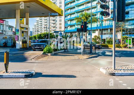 GIBRALTAR, Großbritannien - 10. MÄRZ 2023: Blick auf die Straße in der Stadt Gibraltar. Gibraltar ist ein britisches Überseegebiet und ein beliebtes Touristenziel Stockfoto