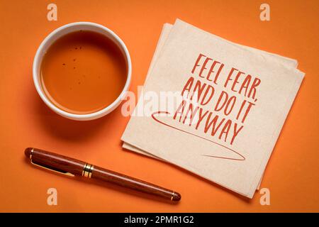 Fühlen Sie Angst und tun Sie es trotzdem – inspirierende Handschrift, Herausforderung, Mut und persönliches Entwicklungskonzept Stockfoto