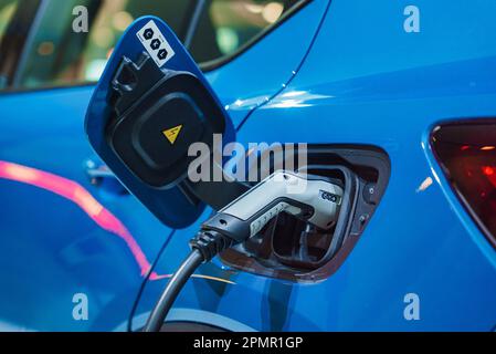 Ansicht des Blue Charge Volvo C40. Brandneues Elektroauto. Stockfoto