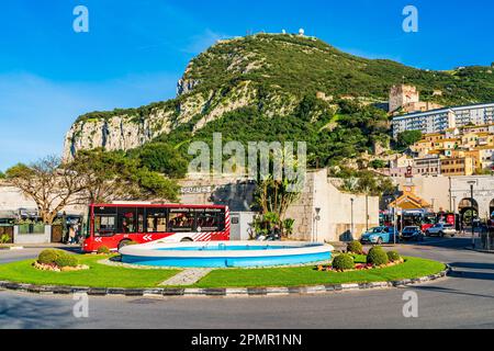 GIBRALTAR, Großbritannien - 10. MÄRZ 2023: Blick auf die Straße in der Stadt Gibraltar mit dem berühmten Felsen im Hintergrund Stockfoto