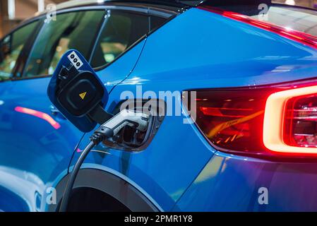 Ansicht des Blue Charge Volvo C40. Brandneues Elektroauto. Stockfoto